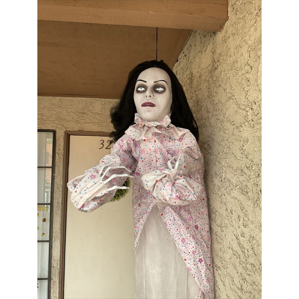 Animatronic Doll Crawling Woman w/ Red Flashing Eyes Halloween Theater Props,